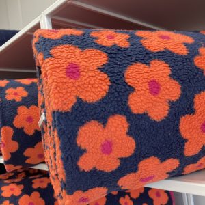 Bloemen op donkerblauw - Teddy