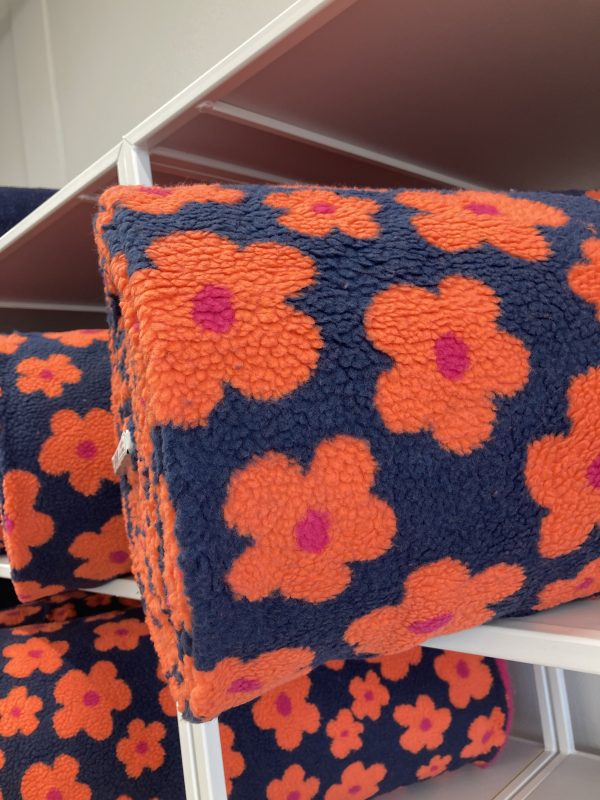 Bloemen op donkerblauw - Teddy